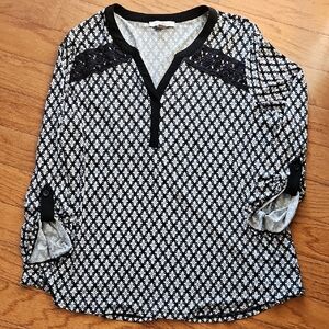 ROZ & ALI BLACK/WHITE PULL OVER V-NECK TUNIC sz PXL